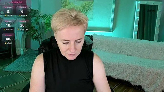 Snapshot of Nika_Smit chatting on 11-21-25, 08:57 Nika Smit online show from 11-21-25, 08:57