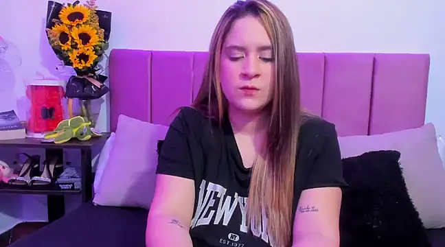 Snapshot of EmmyGray chatting on 12-10-24, 06:33 EmmyGray online show from 12-10-24, 06:33