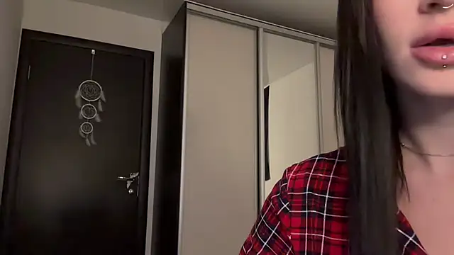 Snapshot of ur_molly chatting on 10-20-25, 01:33 ur molly online show from 10-20-25, 01:33