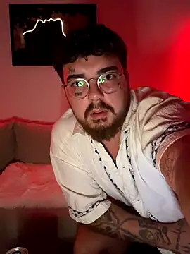 Snapshot of MrAndMrsSavage chatting on 10-31-25, 05:25 MrAndMrsSavage online show from 10-31-25, 05:25