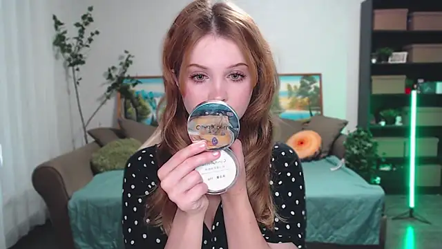 Snapshot of SYKE chatting on 10-21-25, 04:35 SYKE online show from 10-21-25, 04:35