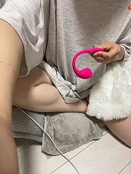 mochi mo chi  online show from 10-29-25, 03:47