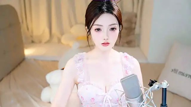 Snapshot of Eimile chatting on 09-23-25, 03:04 Eimile online show from 09-23-25, 03:04