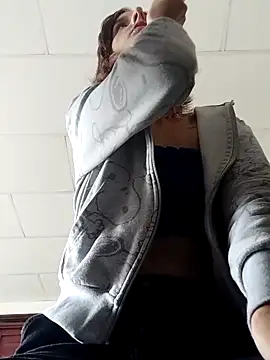 Snapshot of Ambar_Roux_ chatting on 10-31-25, 01:23 Ambar Roux online show from 10-31-25, 01:23