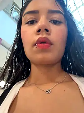 Snapshot of _Luana chatting on 10-28-25, 07:49  Luana online show from 10-28-25, 07:49