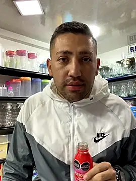 Snapshot of JuanZapata33 chatting on 10-13-25, 09:37 JuanZapata33 online show from 10-13-25, 09:37