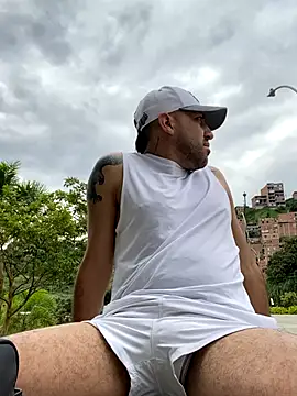 Snapshot of JuanZapata33 chatting on 10-30-25, 04:52 JuanZapata33 online show from 10-30-25, 04:52