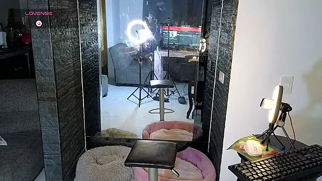 Snapshot of zackary_0 chatting on 10-17-25, 01:09 zackary 0 online show from 10-17-25, 01:09