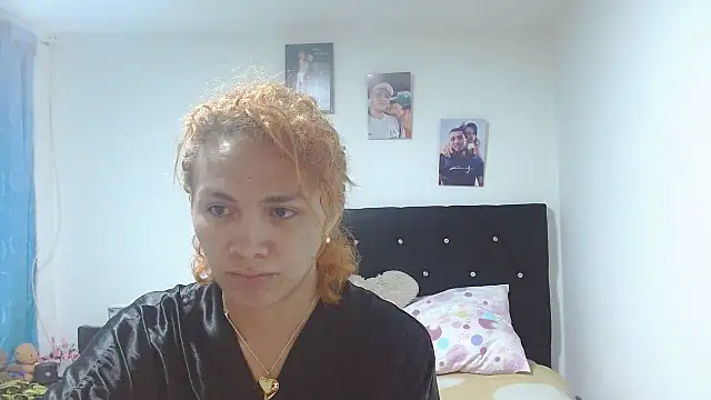 Snapshot of giuliana_andrade chatting on 10-15-25, 12:44 giuliana andrade online show from 10-15-25, 12:44