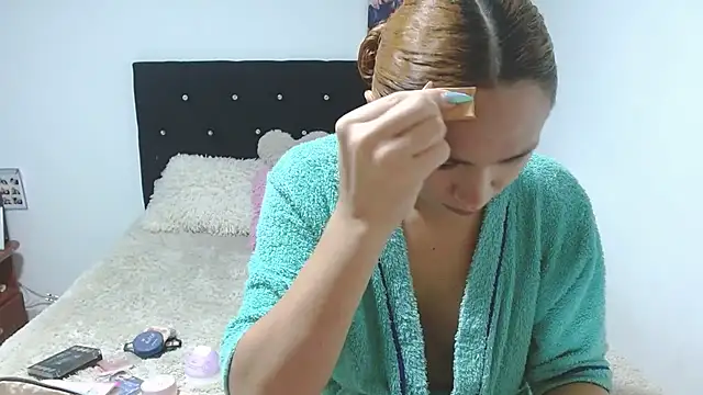 Snapshot of giuliana_andrade chatting on 10-31-25, 11:50 giuliana andrade online show from 10-31-25, 11:50