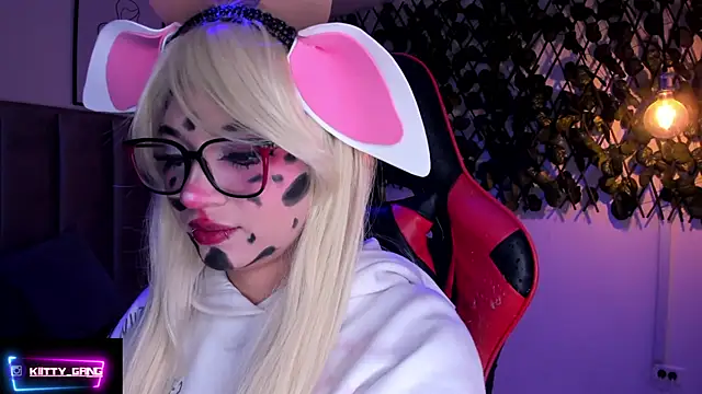 Kitty Gang online show from 10-31-25, 02:34