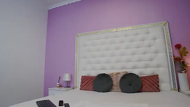 Lenna Paul online show from 12-17-25, 04:51