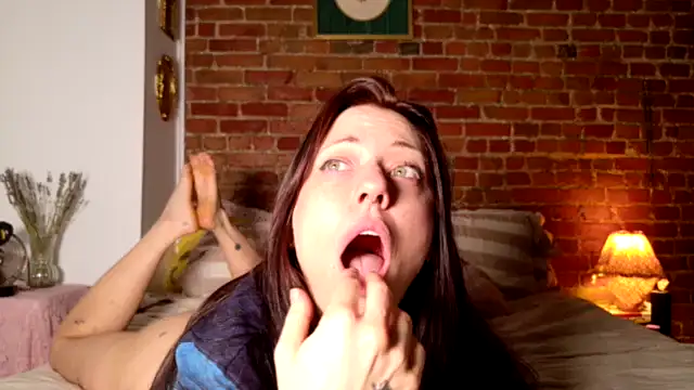 Snapshot of MaeDaybaby chatting on 11-26-25, 02:29 MaeDaybaby online show from 11-26-25, 02:29