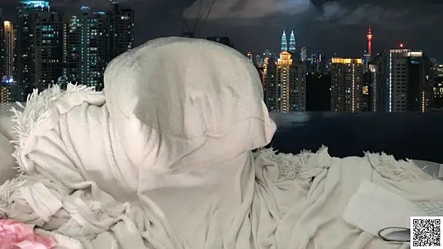 Lexi hugges online show from 10-24-25, 05:04