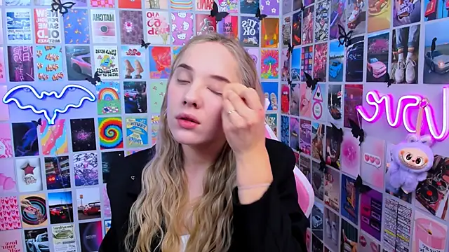 MiaMilas online show from 12-18-25, 03:07