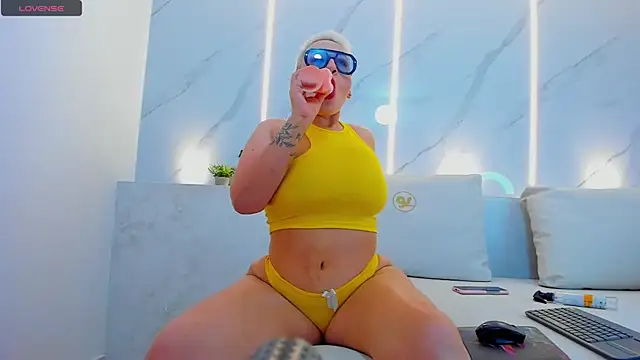 mia becke online show from 01-03-25, 02:40