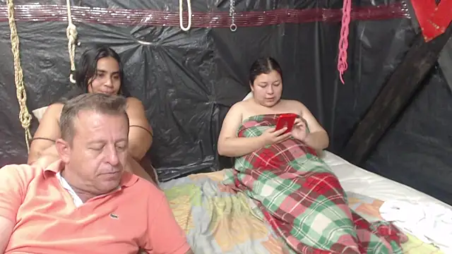 Snapshot of ZuriandAlex chatting on 12-30-24, 05:48 ZuriandAlex online show from 12-30-24, 05:48