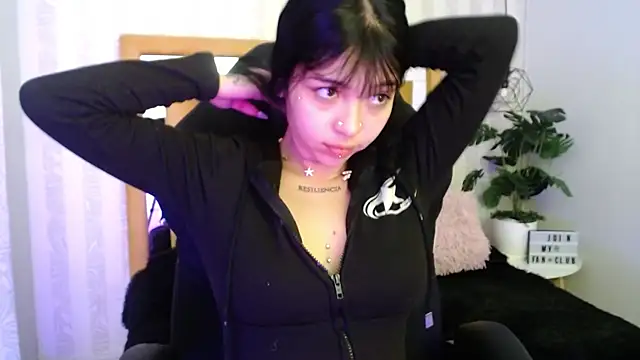 Snapshot of pettit_courtny chatting on 10-31-25, 01:01 pettit courtny online show from 10-31-25, 01:01