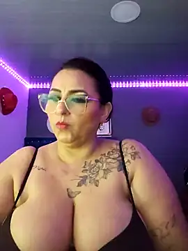 Snapshot of Ivonnee__ chatting on 12-11-24, 06:36 Ivonnee online show from 12-11-24, 06:36