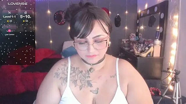 Snapshot of Ivonnee__ chatting on 03-12-25, 06:29 Ivonnee online show from 03-12-25, 06:29