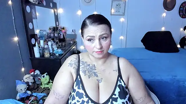 Snapshot of Ivonnee__ chatting on 10-20-25, 10:49 Ivonnee online show from 10-20-25, 10:49