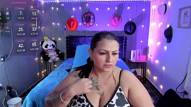 Snapshot of Ivonnee__ chatting on 11-30-25, 12:03 Ivonnee online show from 11-30-25, 12:03