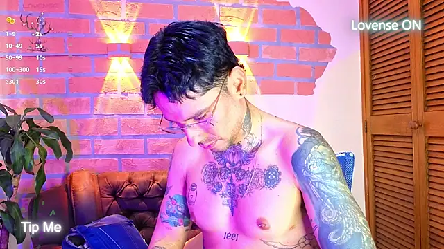 Snapshot of Dylanstonne chatting on 11-05-25, 08:31 Dylanstonne online show from 11-05-25, 08:31