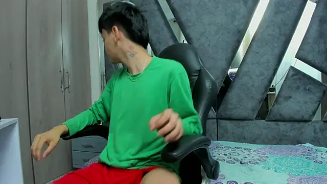 Snapshot of Yef_Thin chatting on 10-17-25, 03:20 Yef Thin online show from 10-17-25, 03:20