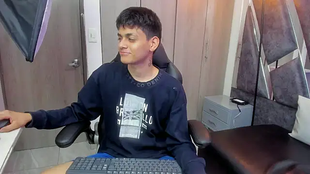 Snapshot of Yef_Thin chatting on 11-22-25, 04:00 Yef Thin online show from 11-22-25, 04:00