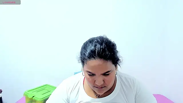 Snapshot of Angiiee_bbw chatting on 02-15-25, 02:26 Angiiee bbw online show from 02-15-25, 02:26