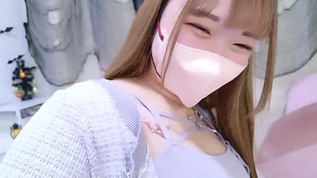 Snapshot of MAIKA_pyon chatting on 10-29-25, 11:28 MAIKA pyon online show from 10-29-25, 11:28