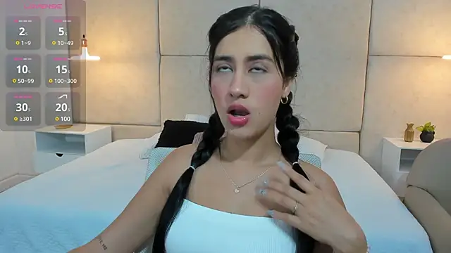 Snapshot of Amiirra_ chatting on 12-23-24, 08:36 Amiirra online show from 12-23-24, 08:36