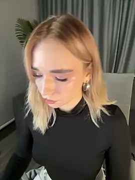 Snapshot of Eva_Millss chatting on 12-14-24, 01:05 Eva Millss online show from 12-14-24, 01:05