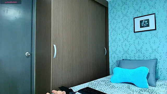 Snapshot of KazzuRoux001 chatting on 12-21-24, 11:55 KazzuRoux001 online show from 12-21-24, 11:55