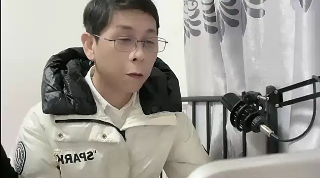 Snapshot of TGH521 chatting on 01-12-25, 08:14 TGH521 online show from 01-12-25, 08:14