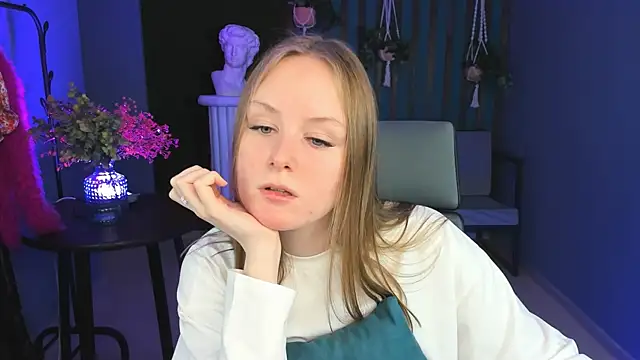 VivienLeeigh online show from 12-18-24, 01:02