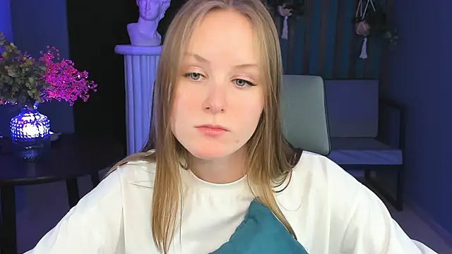 VivienLeeigh online show from 12-18-24, 04:17