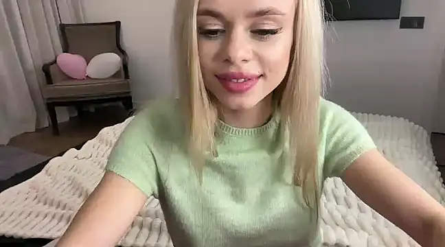 Snapshot of little_fox_alisa chatting on 03-08-25, 12:22 little fox alisa online show from 03-08-25, 12:22
