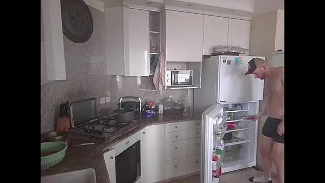 Snapshot of Tall_REC chatting on 12-12-24, 01:06 Tall REC online show from 12-12-24, 01:06