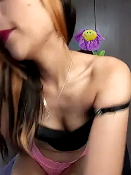 Snapshot of little_mavi chatting on 02-25-25, 12:47 little mavi online show from 02-25-25, 12:47
