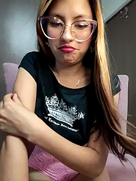 Snapshot of little_mavi chatting on 03-06-25, 01:37 little mavi online show from 03-06-25, 01:37