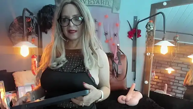 Snapshot of Samantha_mature56 chatting on 10-21-25, 09:21 Samantha mature56 online show from 10-21-25, 09:21