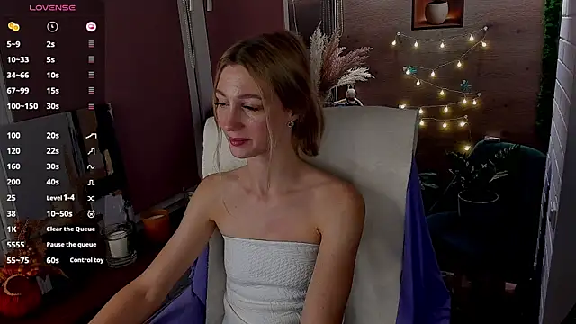 Snapshot of Fox_sky_Fox chatting on 10-15-25, 06:52 Fox sky Fox online show from 10-15-25, 06:52