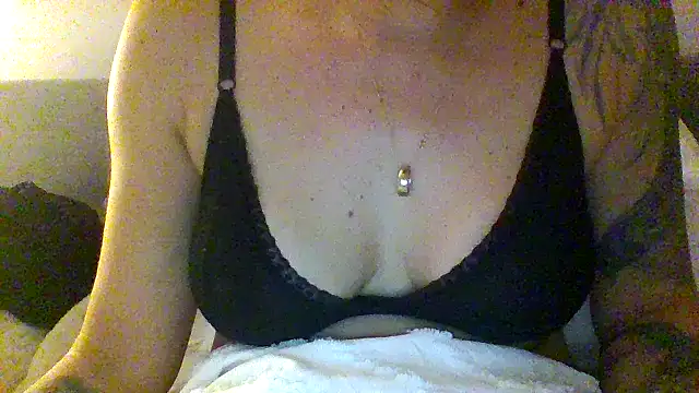 Snapshot of Fiesty_findom40 chatting on 12-22-24, 07:10 Fiesty findom40 online show from 12-22-24, 07:10