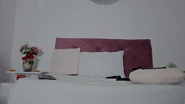 Snapshot of EMILY_ROUSSE71 chatting on 02-06-26, 11:19 EMILY ROUSSE71 online show from 02-06-26, 11:19