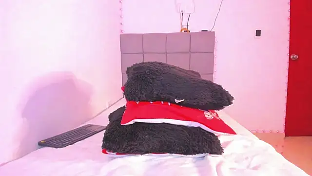 Snapshot of Miranda-brow chatting on 12-15-25, 04:28 Miranda-brow online show from 12-15-25, 04:28