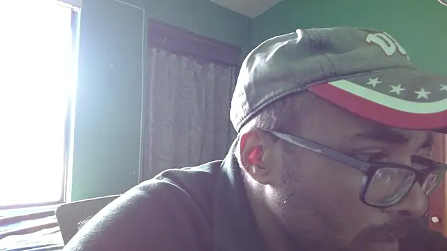 Snapshot of _______the chatting on 12-16-25, 05:07 the online show from 12-16-25, 05:07