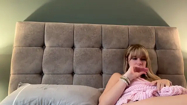 Snapshot of LustfulLuna_ chatting on 10-20-25, 03:01 LustfulLuna online show from 10-20-25, 03:01