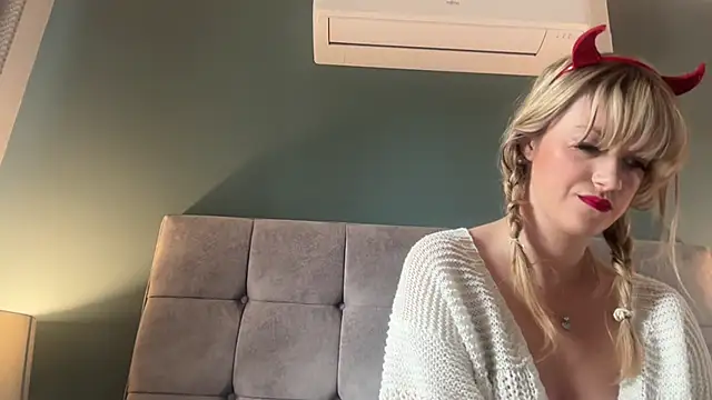 Snapshot of LustfulLuna_ chatting on 10-31-25, 12:06 LustfulLuna online show from 10-31-25, 12:06