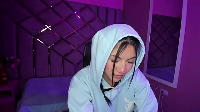 Snapshot of Poly_Sasha_ chatting on 10-19-25, 03:51 Poly Sasha online show from 10-19-25, 03:51